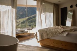 思科纳Villa Goyen的一间卧室设有一张床和一个大窗户