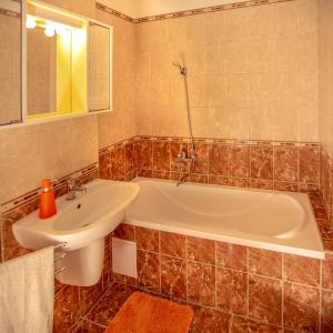 鲍洛托奈代里奇Diófa Apartman Balatonederics的浴室配有白色浴缸和水槽
