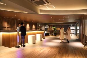 大阪大阪科罗纳酒店的一群站在大厅里的人