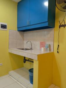 达沃市YellowPad Hotel (SM-Eco)的厨房配有水槽和蓝色橱柜