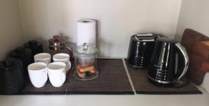 AlbanyMaddisons Garden Guest Suite - Coatesville的厨房柜台配有咖啡杯和咖啡壶