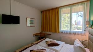 奎德林堡安格鲁 - 奎德林堡酒店的酒店客房设有床和窗户。