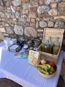 圣吉米纳诺Terra d'Ombra Bed&Breakfast的一张桌子,上面放着一碗水果和一盒果汁