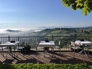 圣吉米纳诺Terra d'Ombra Bed&Breakfast的美景阳台配有2张桌子和椅子