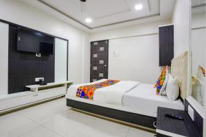 纳威孟买FabExpress Rajmahal的一间卧室配有一张床和一台平面电视