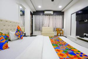 纳威孟买FabExpress Rajmahal的卧室配有一张白色大床