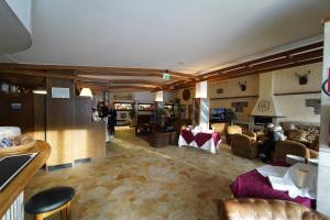 布勒伊-切尔维尼亚勒杉贝克酒店的一间客厅,客厅配有沙发和椅子