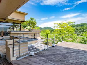 伊豆之国市Fugaku Hanabusa的从房子的甲板上欣赏美景