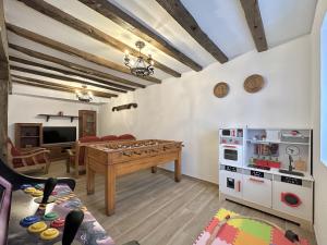ZigaCasa Rural Sutegia的带乒乓球桌和厨房的客房