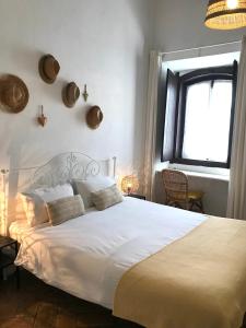 阿尔沃尔Casa Largo do Poço Guesthouse的卧室设有一张白色大床和一扇窗户。