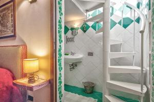 皮恩扎Renaissance Apartment的一间带水槽和卫生间的小浴室