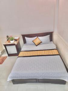 芹苴NAMA HOTEL - Ninh Kieu Center的一间卧室配有一张大床和木制床头板