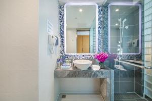 绵阳绵阳高新智选假日酒店的一间带水槽和镜子的浴室