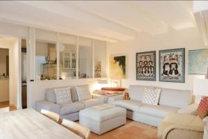 博格利斯科Bogliasco a due passi dal mare的客厅配有白色的沙发和桌子