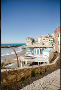 博格利斯科Bogliasco a due passi dal mare的享有海滩、建筑和大海的景色