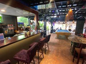 岘港Rom Casa Hostel Da Nang的一间带酒吧和台球桌的餐厅