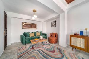 斯基亚索斯镇Megaron Skiathos Boutique Residence的客厅配有绿色沙发和桌子