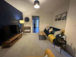 3 Bed Home Sleeps 6 - Long Stays - Contractors & Relocators with Parking, Garden & WiFi的电视和/或娱乐中心