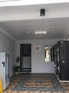 BalangaBlock 7 Dormitelle - Balanga City的一间设有黑色冰箱和白色墙壁的客房