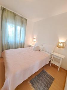 罗加克Villa Porto的卧室配有一张大白色床和窗户