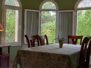 阿尔啼阿乐马尼亚别墅的一间带桌椅和窗户的用餐室