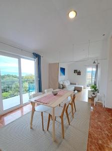罗加克Villa Porto的客厅配有桌椅和沙发