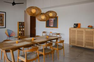 坎古海边的床旅馆的一间带木桌和椅子的用餐室