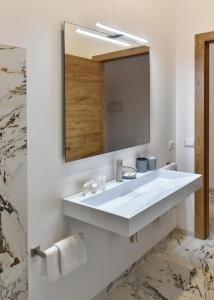 阿格里真托艾斯库秀酒店的浴室设有白色水槽和镜子