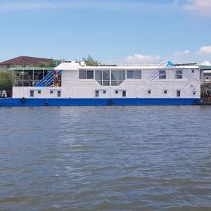 UzlinaHotel plutitor Sofia-Maria的一条白色和蓝色的大船