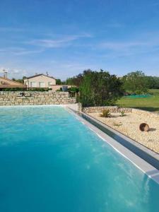BeaulieuAu BeauLieu的庭院里的一个蓝色海水大型游泳池
