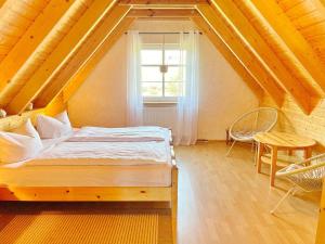 吕本瑙Ferienhaus Eisvogel的一间卧室设有一张床、一个窗口和一张桌子