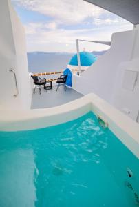 伊亚Luxus VIP Suites的船上甲板上的游泳池