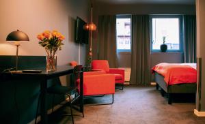 纳尔维克Narvik Hotel Wivel的配有一张床和花瓶的酒店客房