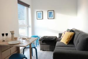 哈山Apartment in Hafjell / Øyer centre.的客厅配有沙发和桌子
