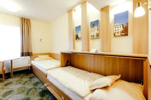 凯奇凯梅特Aranyhomok Business-City-Wellness Hotel的带2扇窗户的客房内的2张床