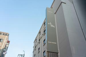 仁川市Aank Hotel Incheon Bupyeong的建筑的侧面有标志