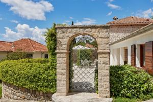 科托尔Villa Ava Kotor的通往带花园的房屋的大门