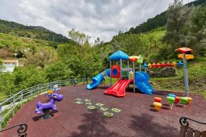 科托尔Villa Ava Kotor的一个带滑梯和游戏设备的儿童游乐场