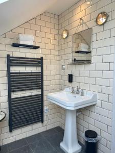 海伦斯堡Rooms Above Sugar Boat的白色的浴室设有水槽和镜子