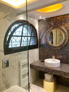 普里诺斯比布鲁斯豪华别墅的一间带水槽和镜子的浴室