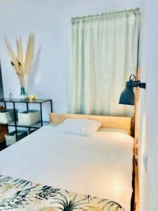 卢布尔雅那Sunny app的一间卧室设有一张床和一个窗口