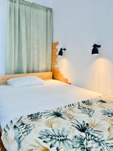 卢布尔雅那Sunny app的一间卧室配有一张带蓝色和白色棉被的床