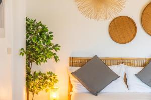 哈德姚勒巴尔肯，哈德姚旅馆的一间卧室配有一张床和盆栽植物