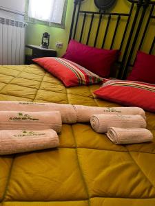 莫尔曼诺Lo Chalet della Principessa的床上配有毛巾和枕头