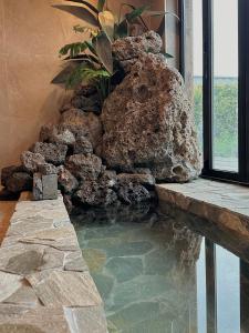西归浦市Yonguk House的岩石墙房里的水池