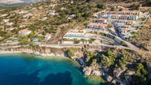 凯法利尼亚岛Kefalonia Bay Palace的享有别墅的空中景致,位于海边的小山上