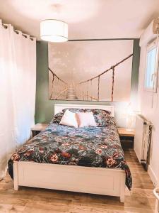 蒙彼利埃Havre de paix, jardin, place parking proche plage的一间卧室配有一张带花卉床罩的床