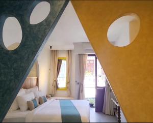 岘港Santori Villa My Khe Beach的一间卧室配有一张带两个圆形窗户的床