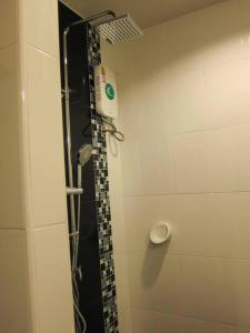 甲米镇Heaven 7 Panorama Seaview condo at Krabi的浴室设有黑色和白色瓷砖和淋浴。