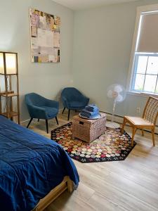 奥本Hasty House Studio的一间卧室配有床、椅子和地毯
